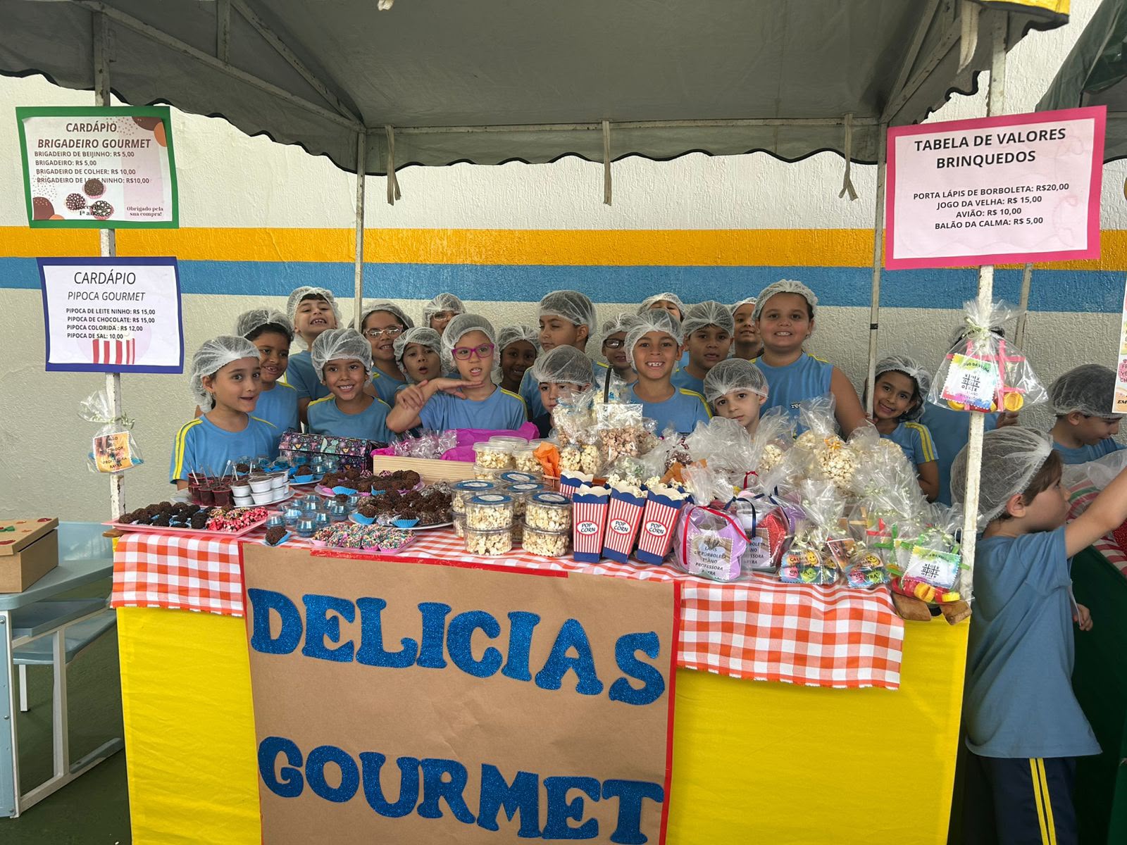 Turma reunida na barraca Delícias Gourmet