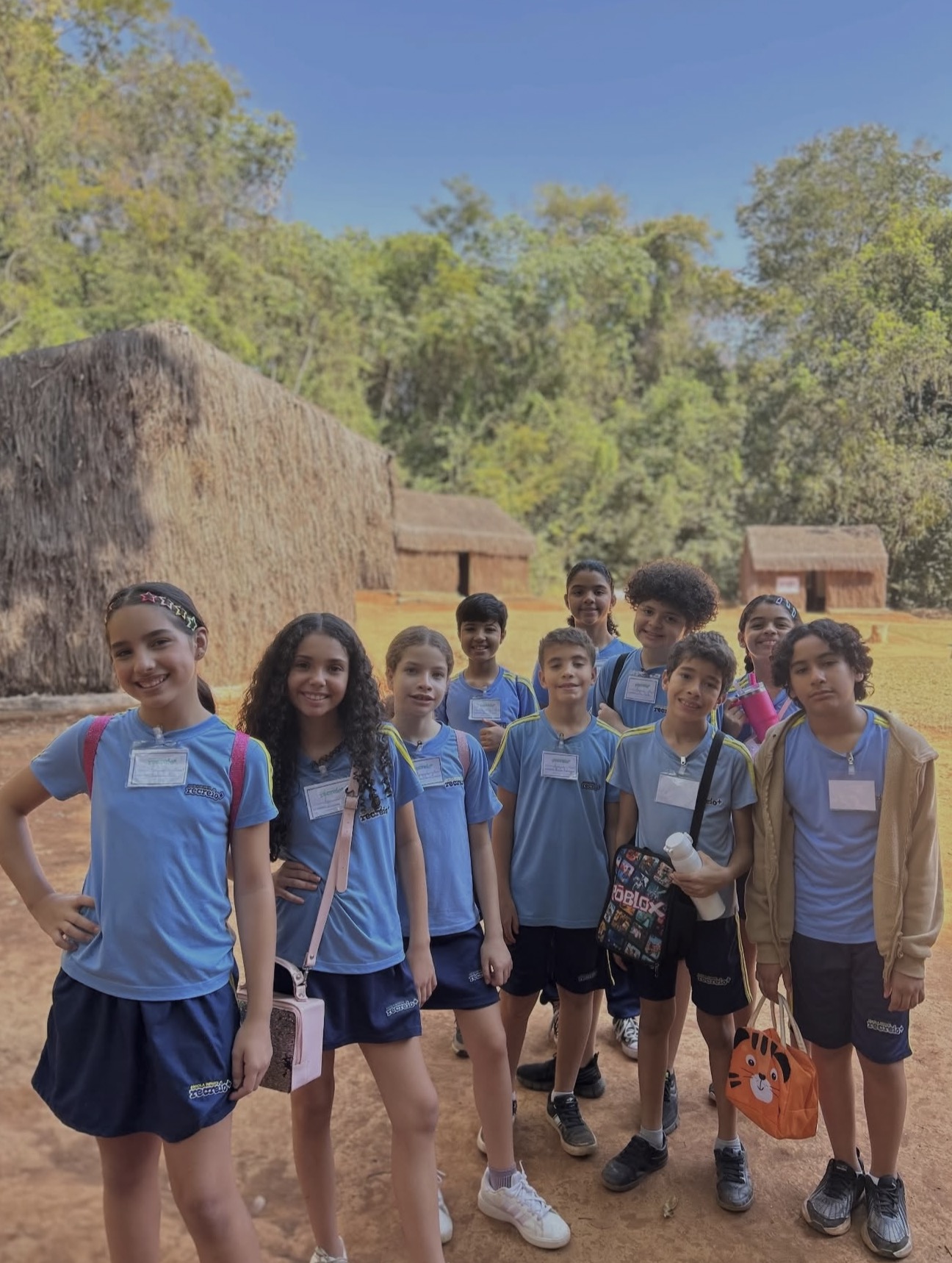 Grupo de alunos em atividade educativa ao ar livre