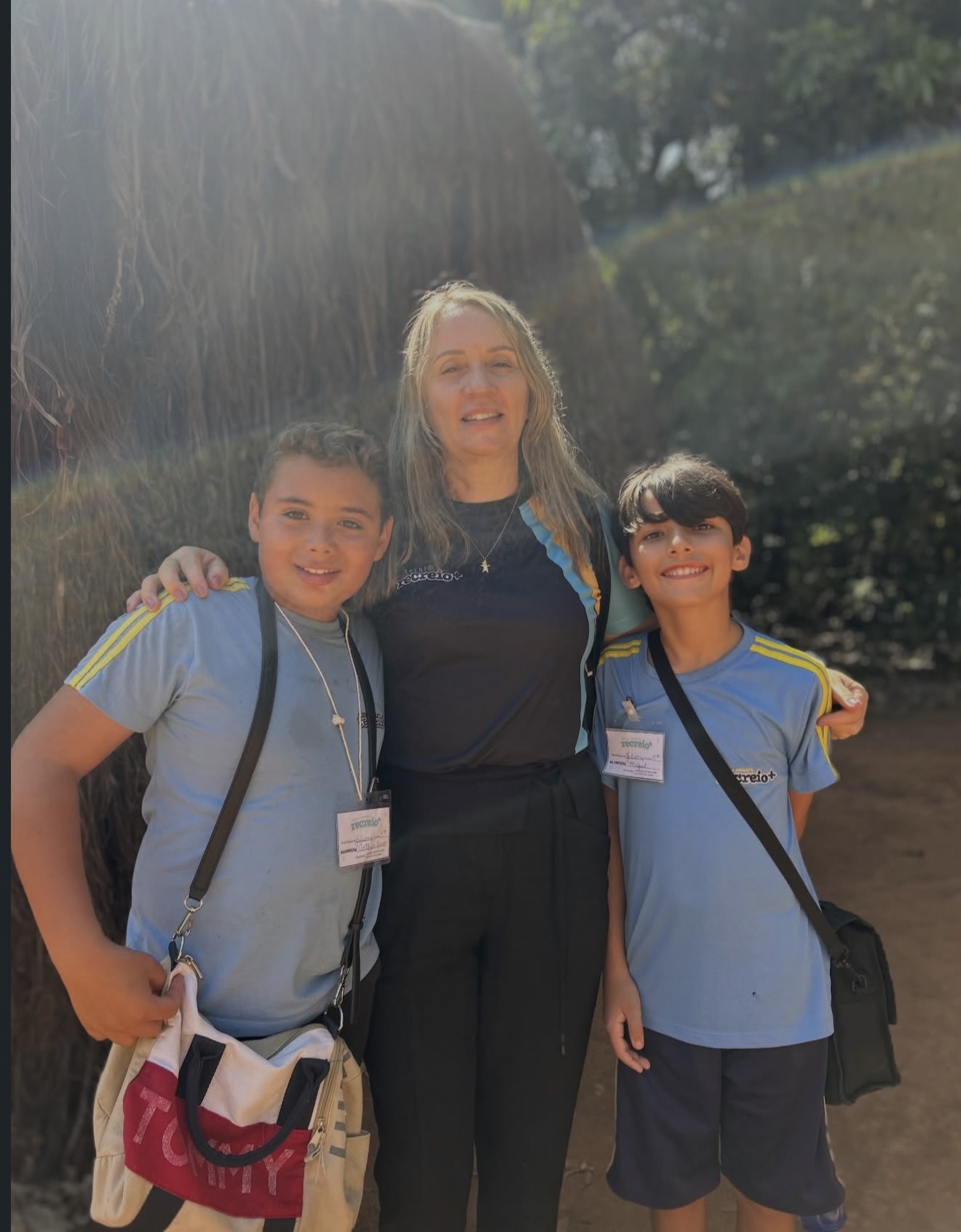 Educadora acompanhando alunos em uma aula de campo
