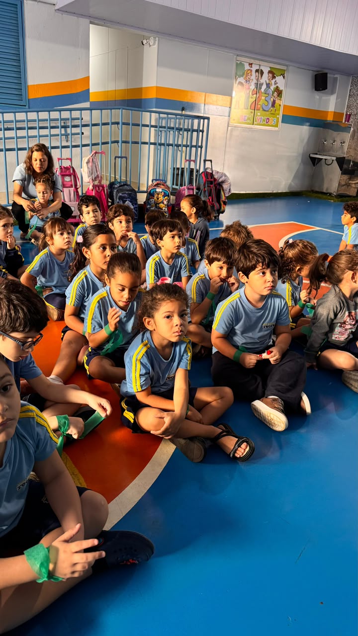 Alunos reunidos durante uma acolhida na escola