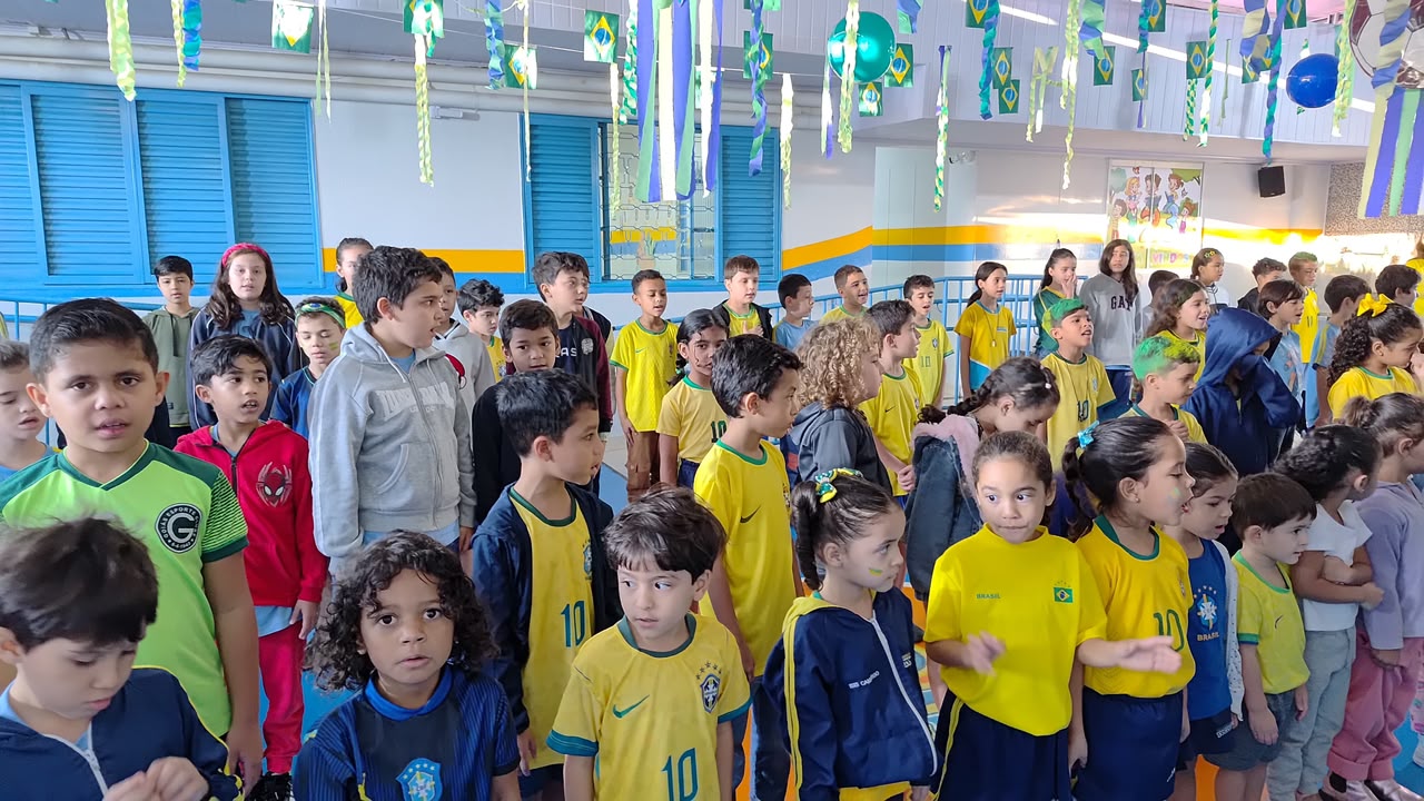 Alunos celebrando juntos em uma acolhida temática do Brasil