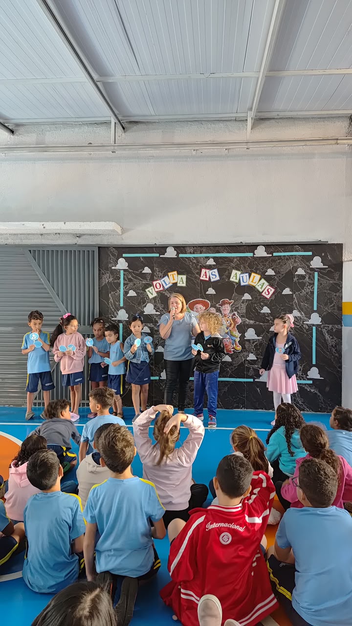 Apresentação dos alunos na acolhida de volta às aulas
