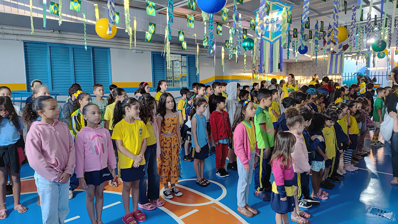 Comunidade escolar reunida em uma acolhida temática
