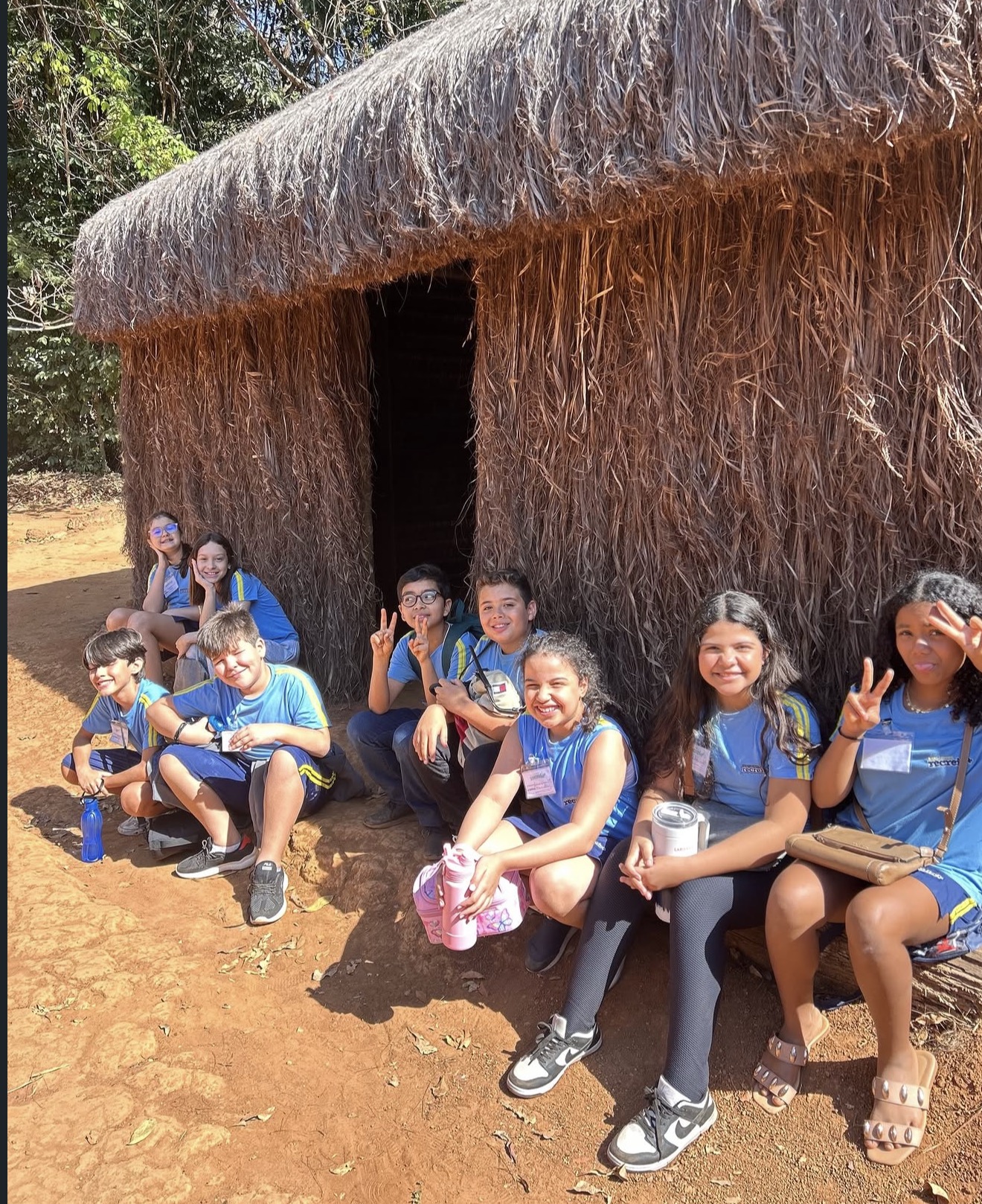 Alunos conhecendo uma construção tradicional durante a visita