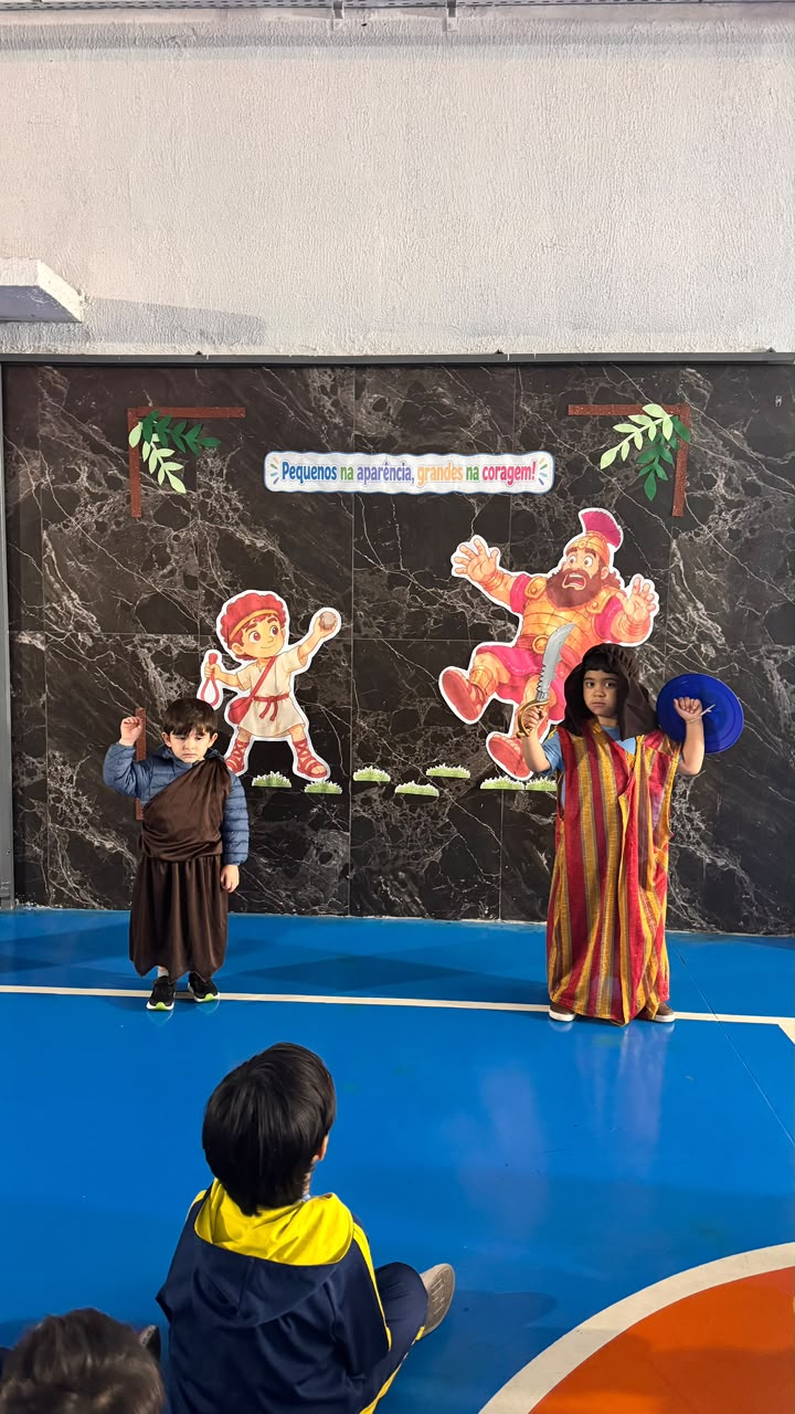 Alunos apresentando uma história sobre coragem