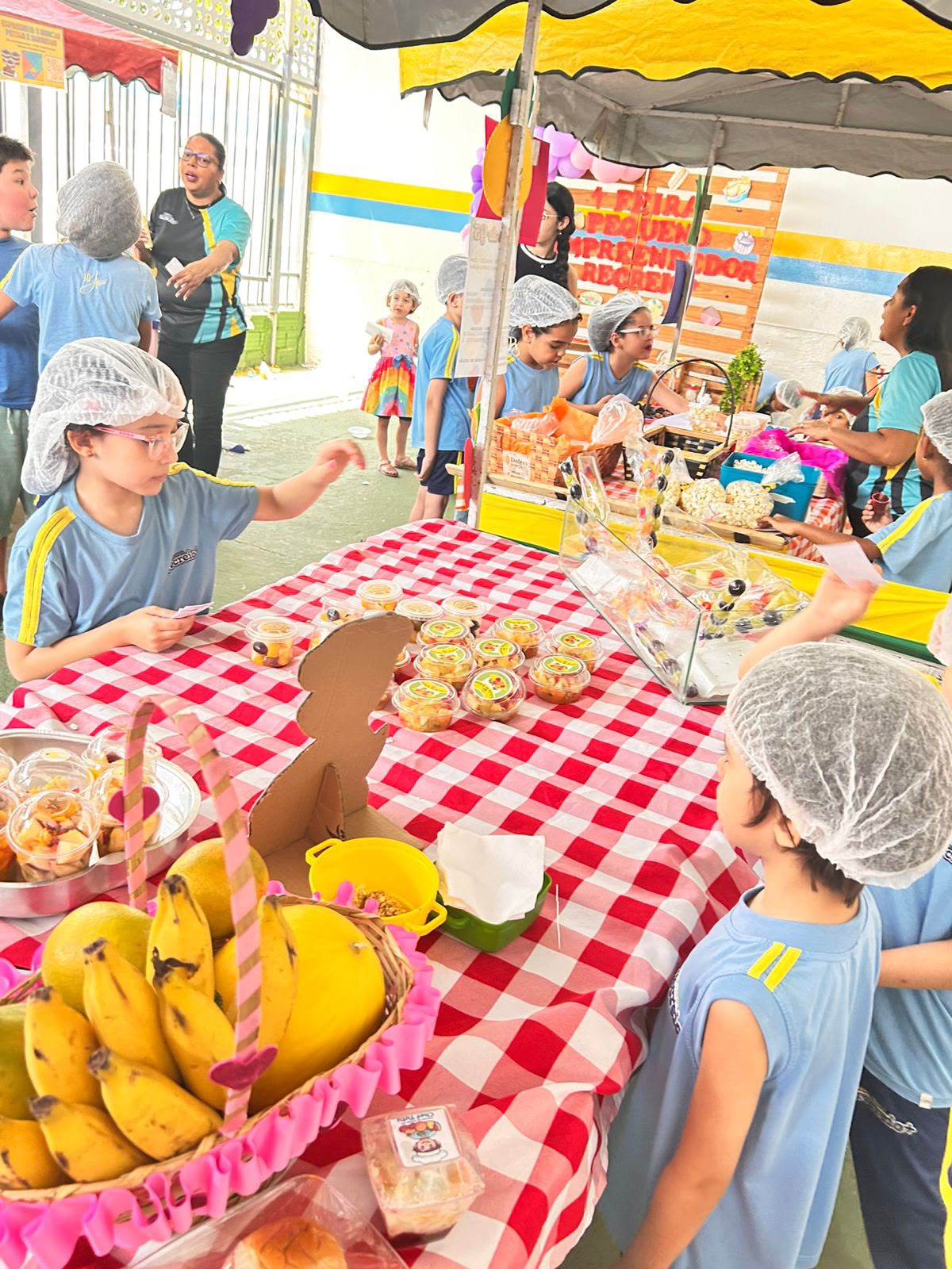 Alunos organizando e vendendo alimentos na feira